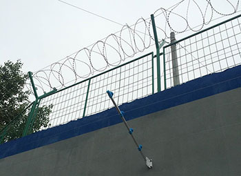 重庆某政府单位刀片式+脉冲电子围栏安装案例